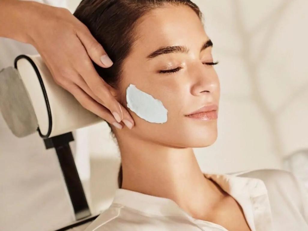 隔离霜和防晒霜哪个先擦脸比较好,先擦隔离霜还是先擦防晒霜素颜霜