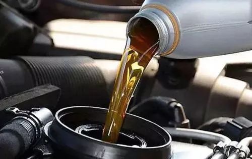 一年没跑多少公里要换机油吗,换机油多少公里必须换一次