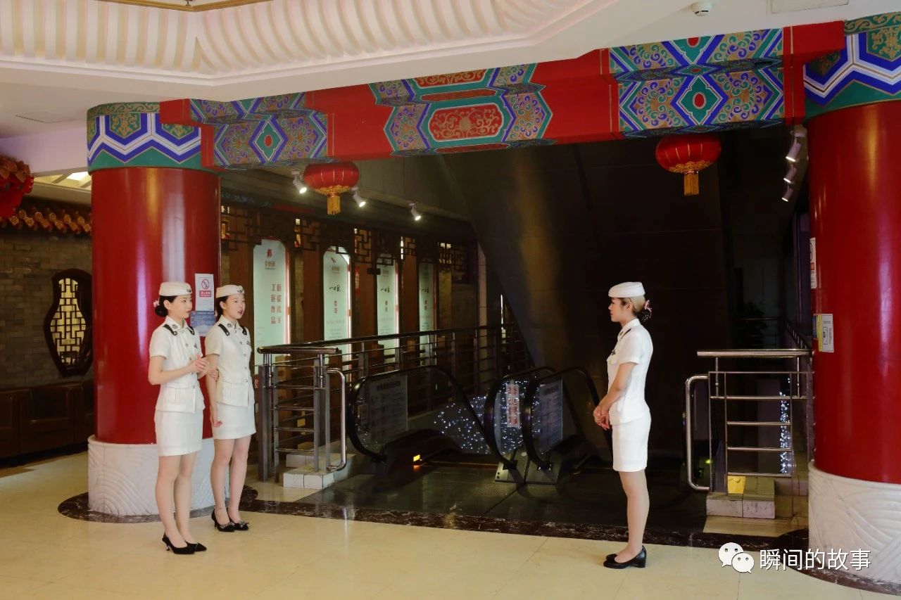 北京一家酒店的迎宾女孩(二)站岗