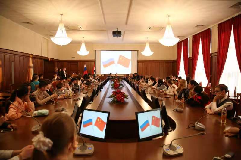 外国语里盛“国风”,这个“实验”既“好嗨”又雷人