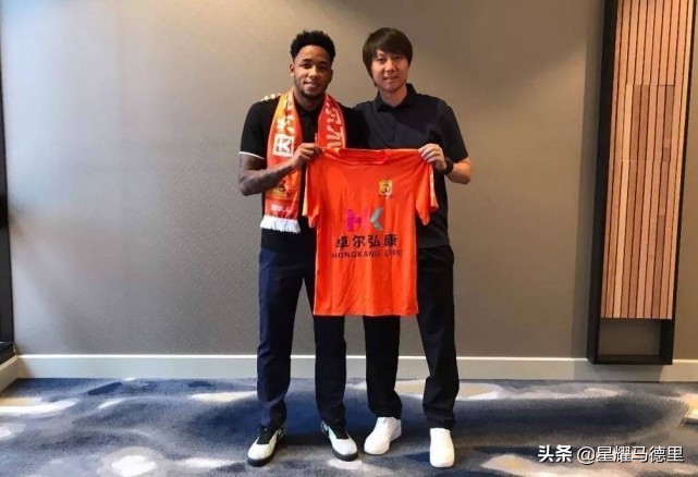 壕气冲天?中超外援喜提纯金打造的手机壳!他在卓尔年薪近2800万