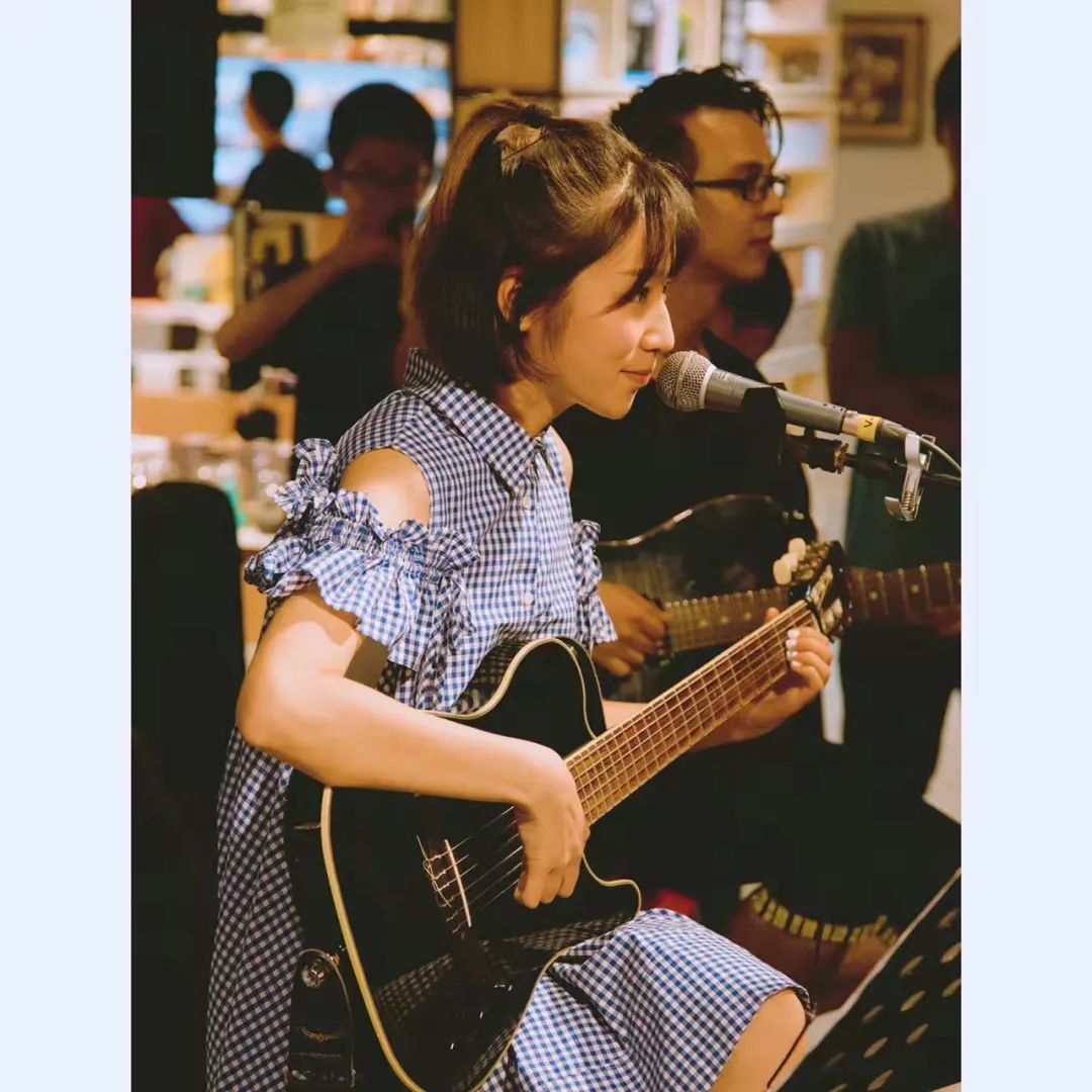 真正的会弹吉他的人,会弹吉他的人给人的感觉