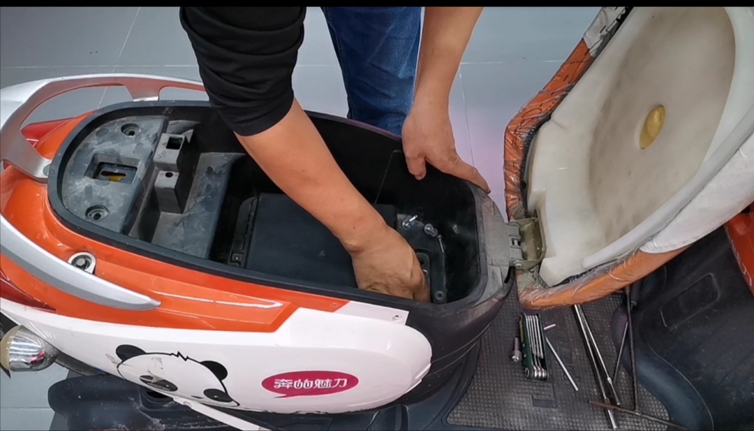 电动车电池老被偷，小傅教你一块钱解决！