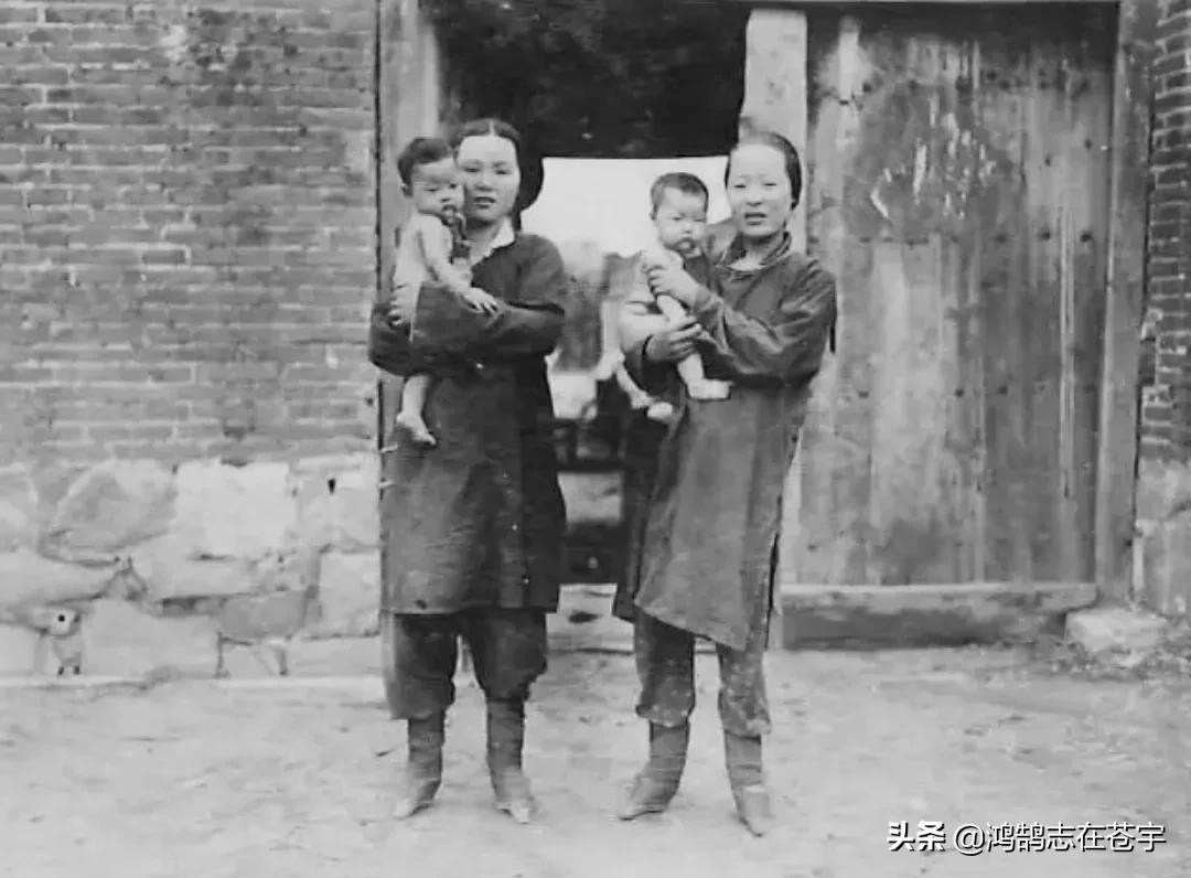 清末照片：抱娃的年轻女子，一身赘肉的八旗后裔，三代人的全家福