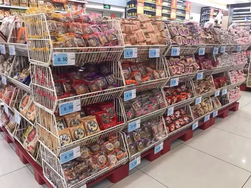 中秋未到,月饼先到,蒙自月饼大量上市,有698、36、24元不等...