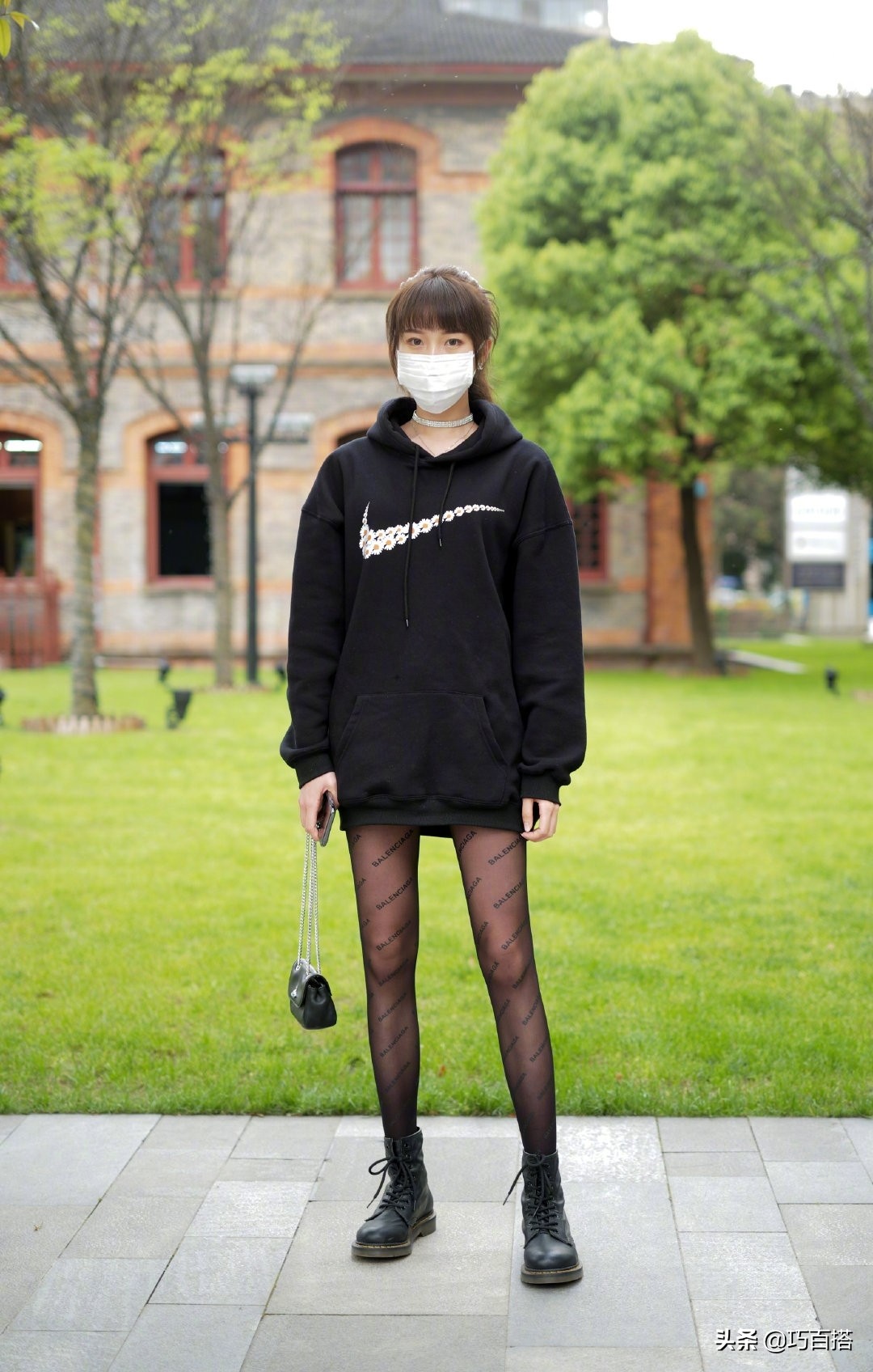 春天出门没裤子穿怎么办？别着急，巴黎世家印花黑丝拯救你