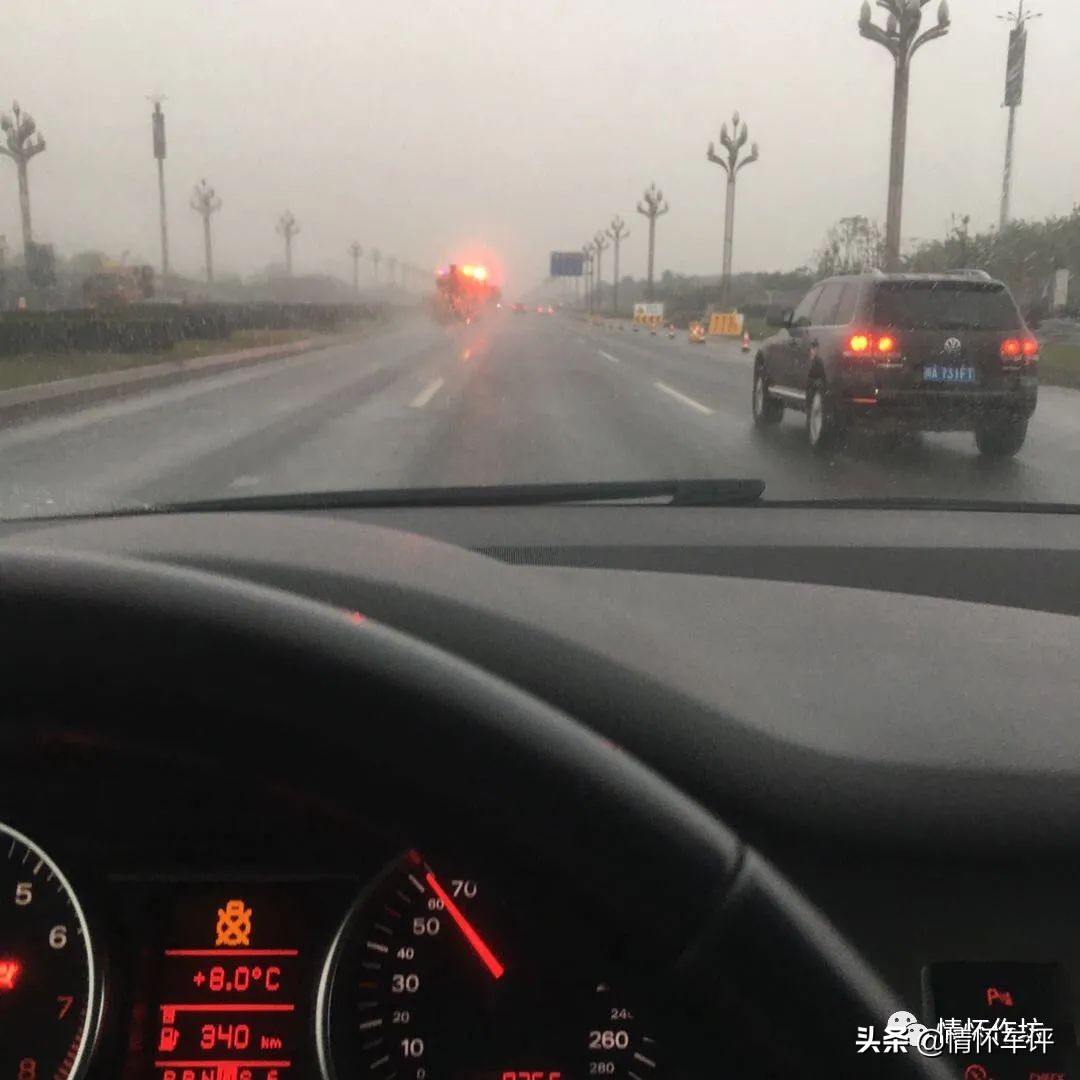 小伙买了一辆奥迪回村,小伙买了台7w的奥迪a7