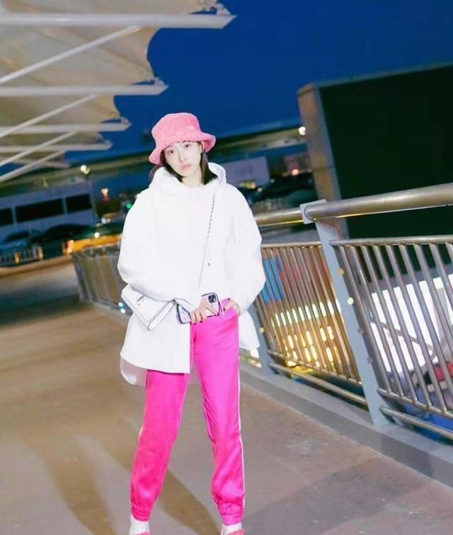 宋茜又解锁了新穿搭,宋茜一袭珍珠白束腰长裙出席活动