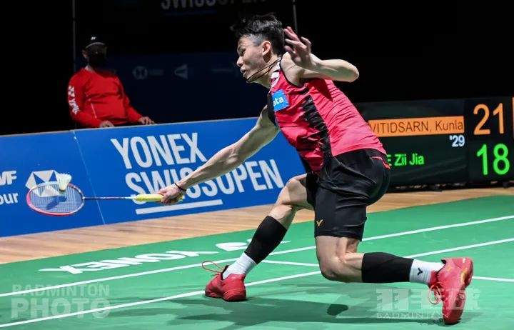 运动员脚受伤队医场内治疗过程,队医治疗脚伤