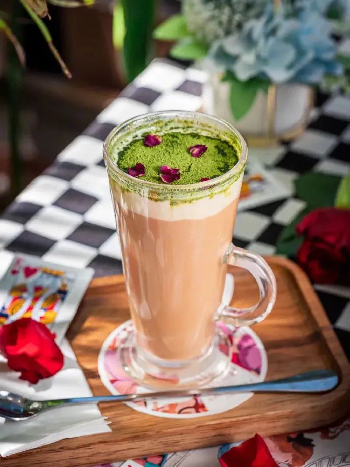 卡姿兰x必胜客的“下午茶”主题彩妆包装,梦回爱丽丝