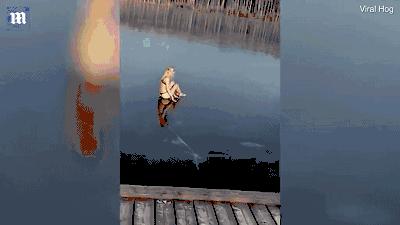 女子滑冰场摔倒三处骨折后续,女子跳结冰湖面脚摔骨折