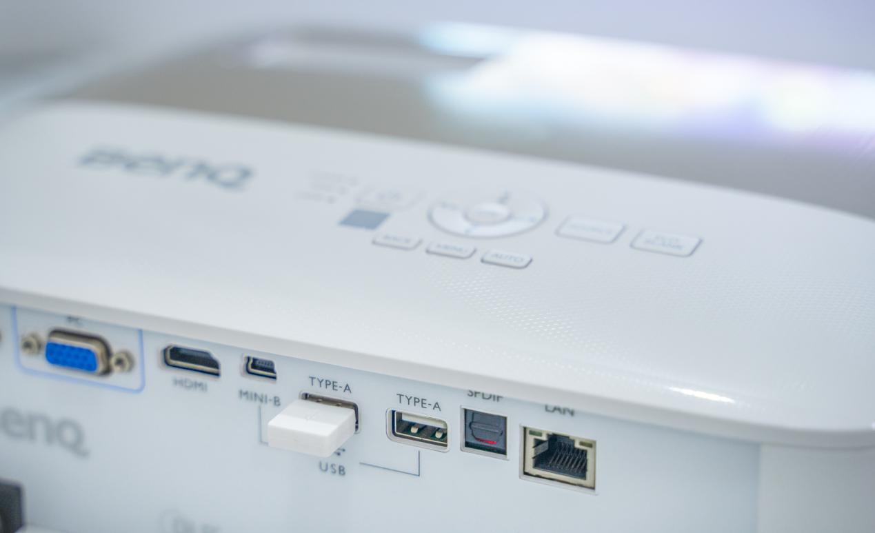 喜欢看电影买电视还是投影仪,喜欢看电影买投影仪