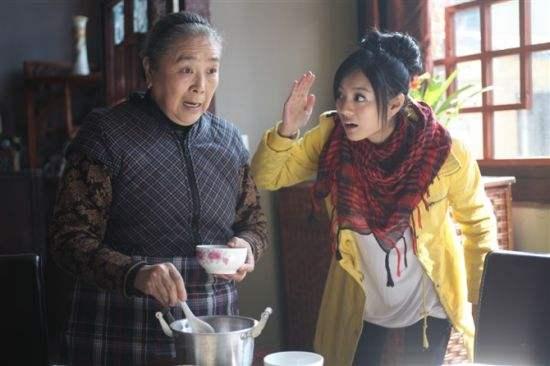 老公的奶奶背着我偷吃东西，发现原因后，我抱住奶奶痛哭