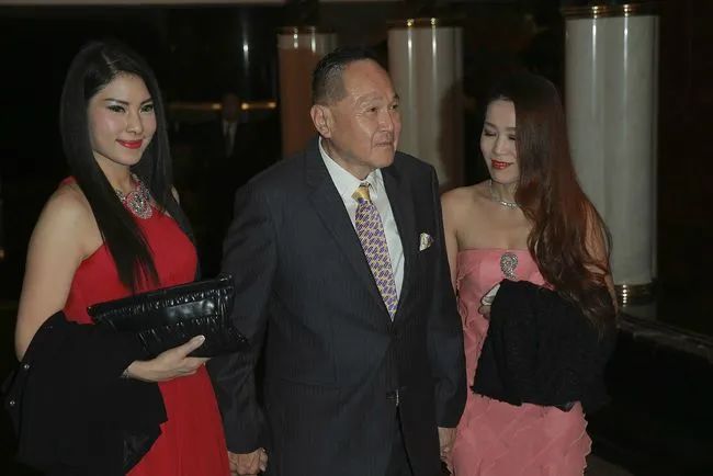 香港富少风流记：交上万名女友却不结婚，为掰直女儿花10亿