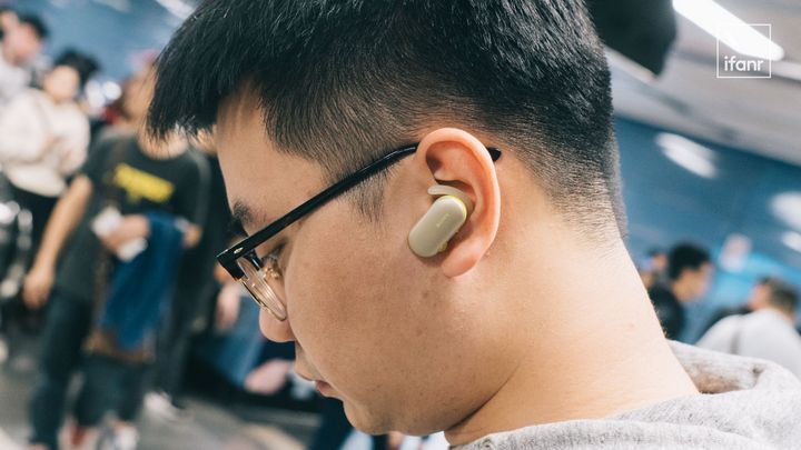 索尼wf-sp800n评测,索尼wf-sp900耳机佩戴