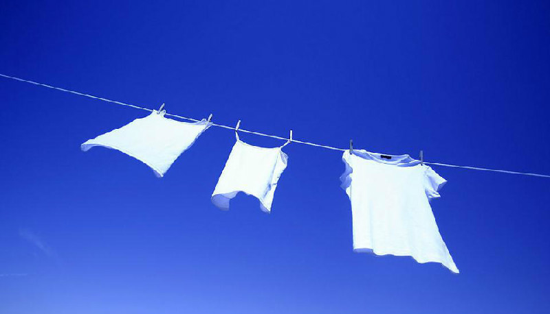 白色衣服被黑色衣服染上怎么洗掉,无论衣服上染上什么东西都能洗掉