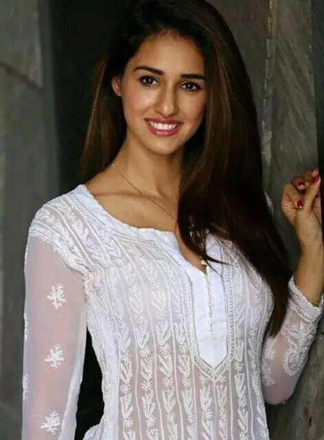 画家油画让摄影师蠢蠢欲动，于是在瀑布下拍摄1组人体艺术写真集