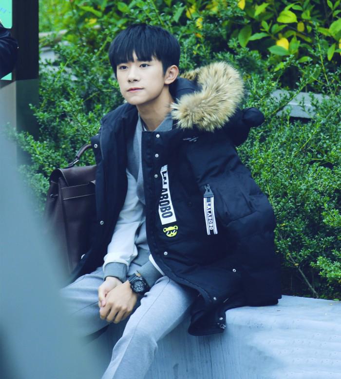 易烊千玺肖战顶流之争,易烊千玺顶胯跳舞视频合集