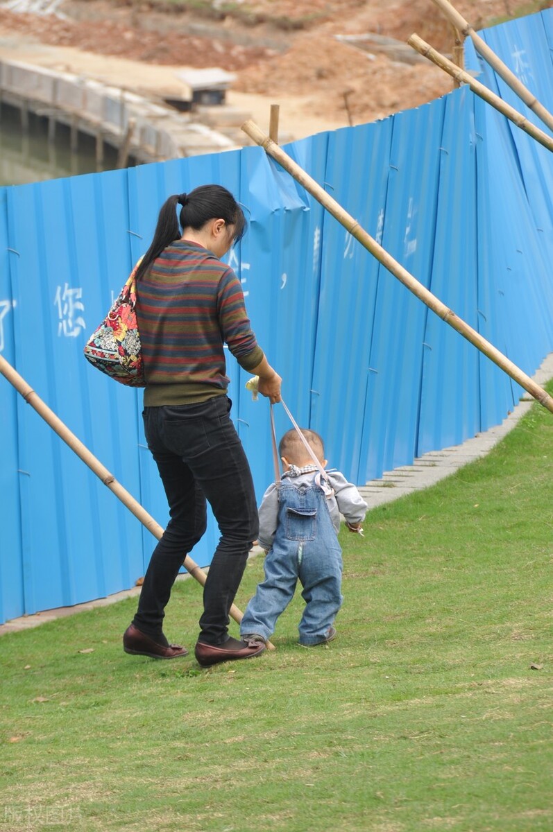 宝宝学走路学步带有必要吗,宝宝学走路的工具带有轮子
