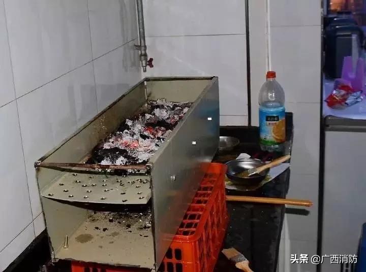 男子穿睡衣加油起火,俩名男子身上着火