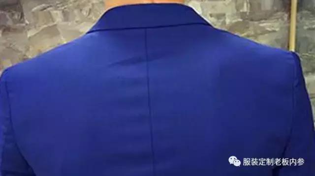 西装后袖腋下起竖绺怎么处理,西服后领窝褶皱的原因