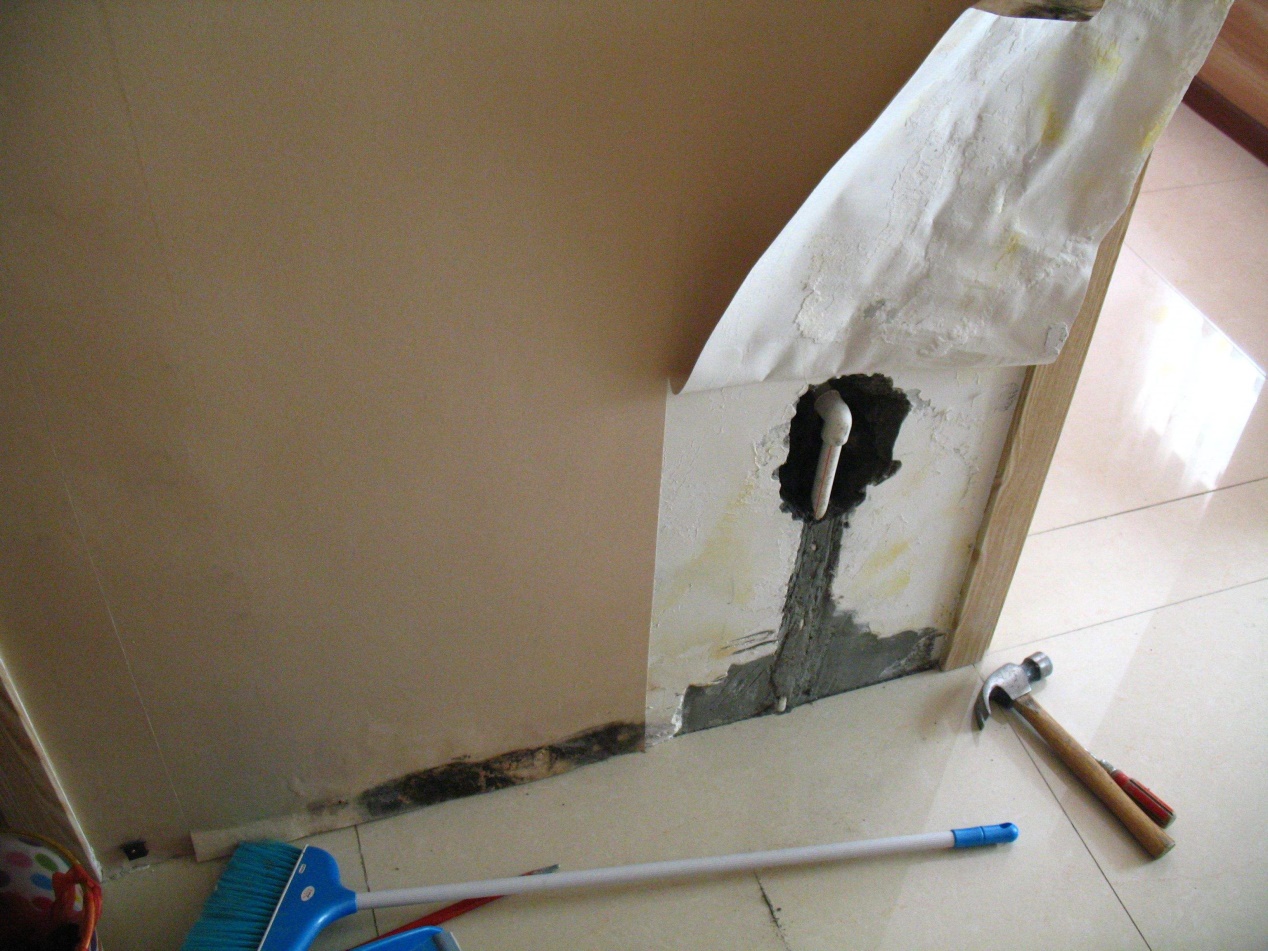 墙体内钻孔把水管钻破怎么办,墙面水管漏水怎么凿开