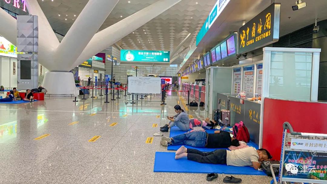 「关注滞留者」“第一次来婆家，没想到就连老带小住到了新郑机场航站楼”