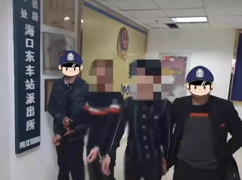 女子宾馆约网友见面被抓,女子与男网友见面被警察带走