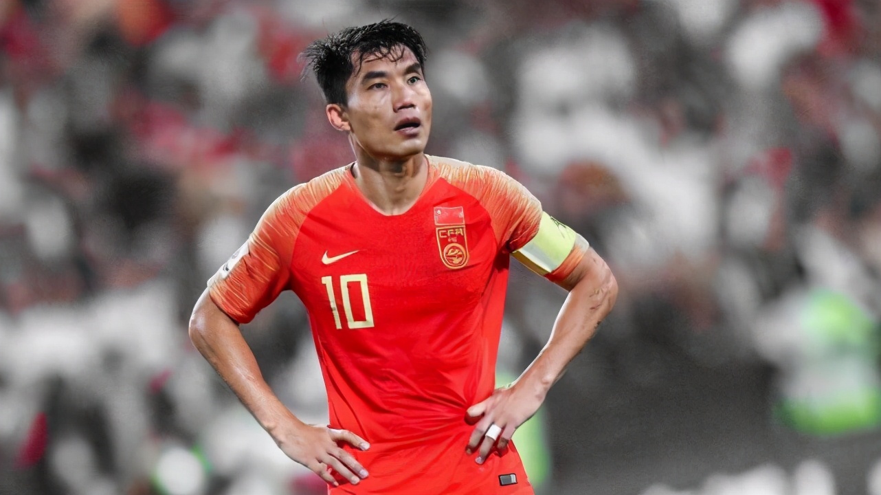 国足大佬未登场吃黄牌，怒踢水瓶到场内，精神领袖or江湖大哥？