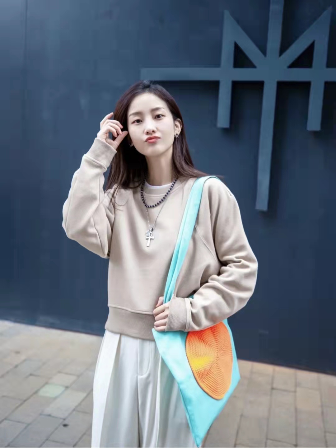 白色阔腿裤配什么颜色上衣好看,深蓝阔腿裤配白色中袖上衣好吗