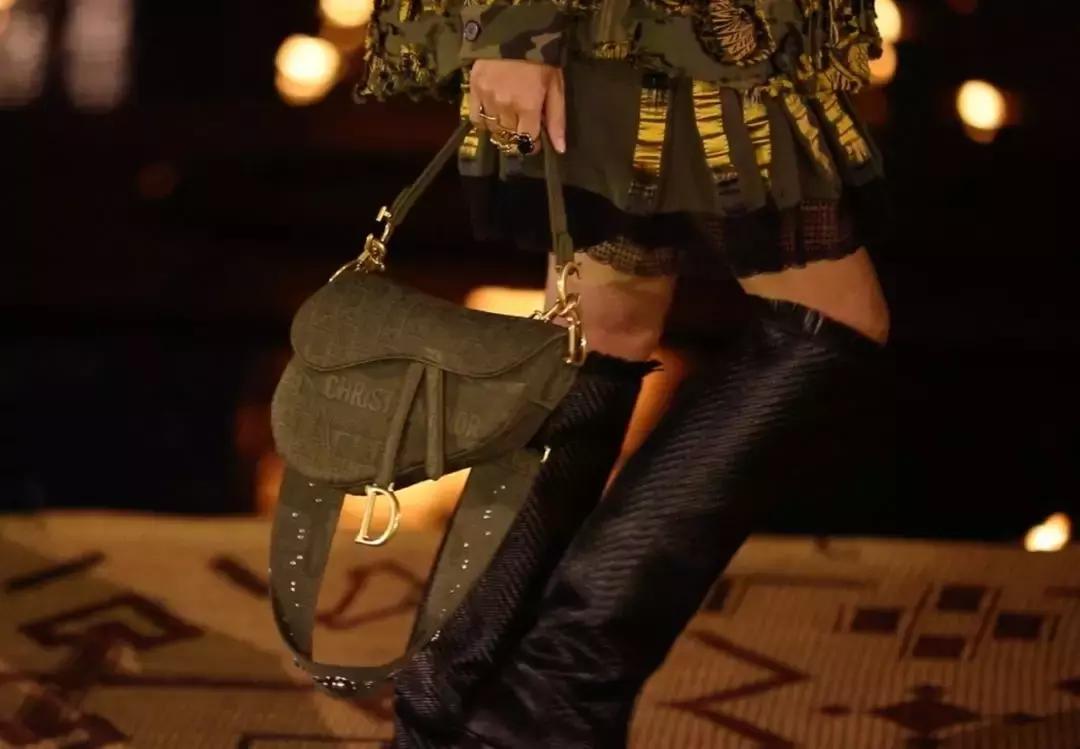 在摩洛哥皇宫，穿拖鞋看秀，是什么体验？