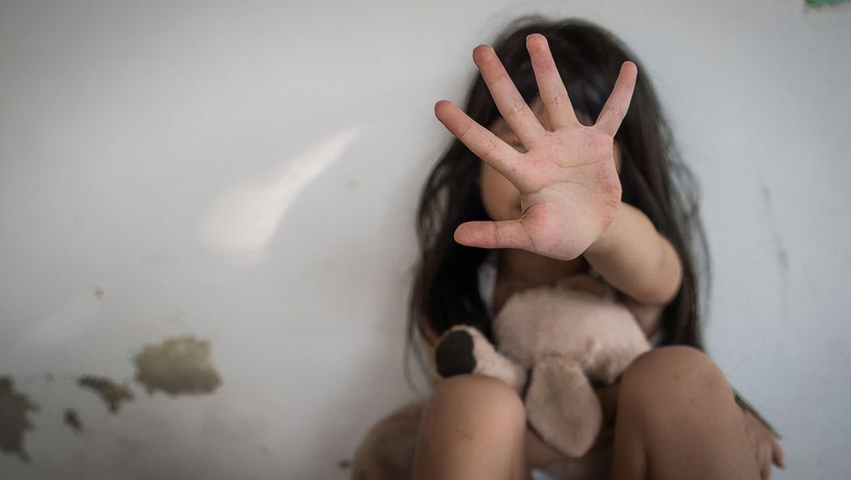 校车司机猥亵女生被抓,男子因隔空猥亵多名女童获刑