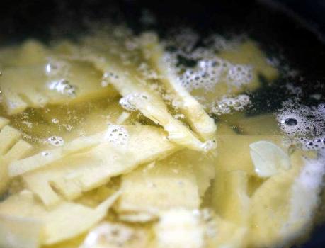 炒竹笋需要焯水吗？用冷水好还是热水？学会3点技巧，竹笋脆又嫩