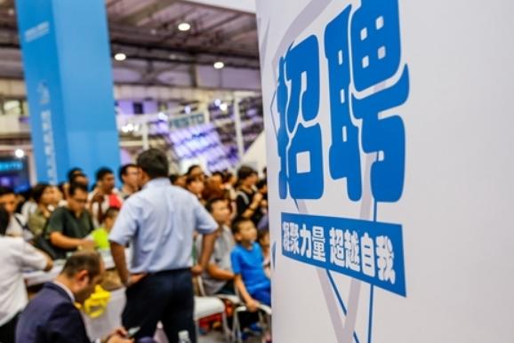 华中师范大学研究生，只因所学专业没选对，毕业后无奈选择卖鸡爪