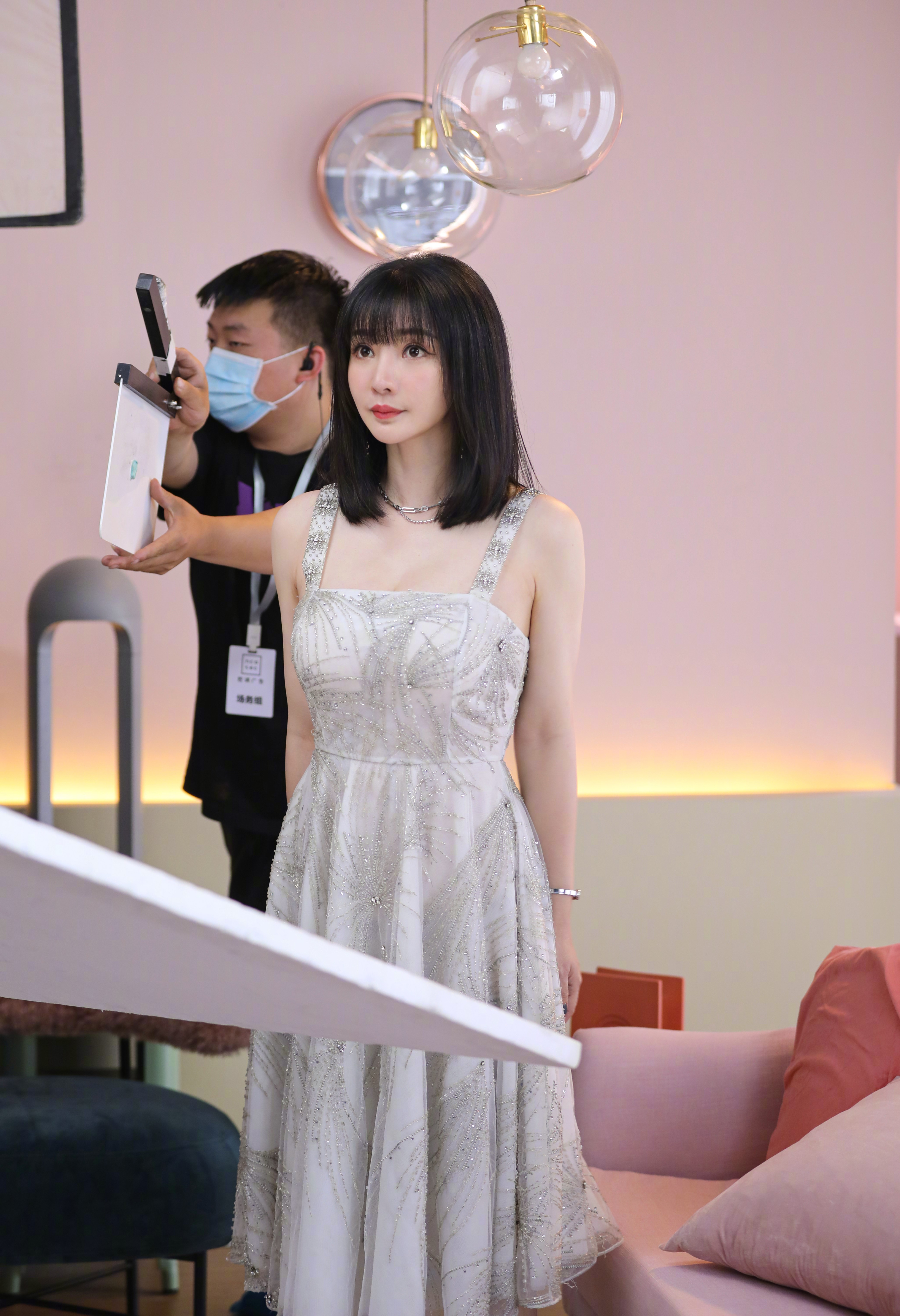 论发型的重要性，柳岩换波波头减龄20岁，流苏裙大秀“葫芦腰”