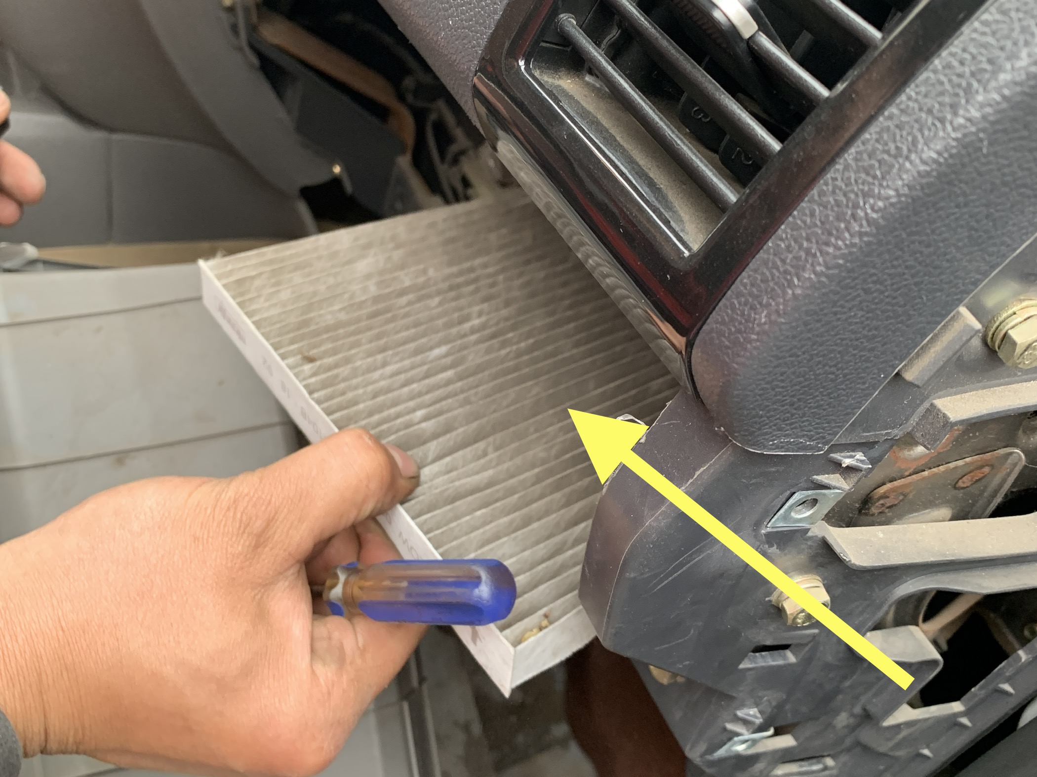 汽车雨刷器卡住了,雨刷臂压不住玻璃