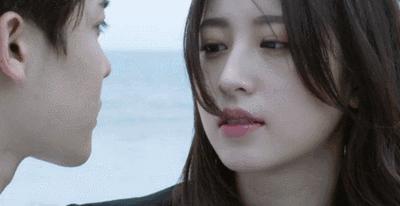 想与时尚并肩而行，不妨向周雨彤学习白色穿搭，让你美的与众不同