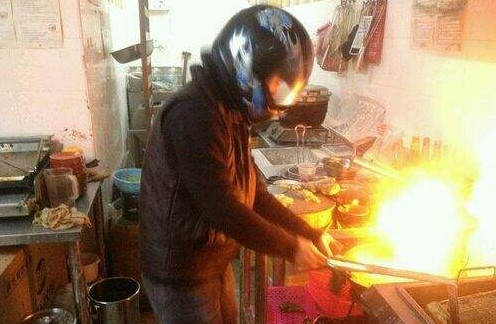 请广大“师奶”引以为戒,打死都不要让你老公入厨房