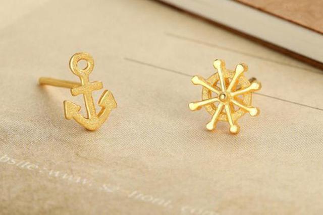 金饰小配饰巧搭配,个性金饰时尚搭配