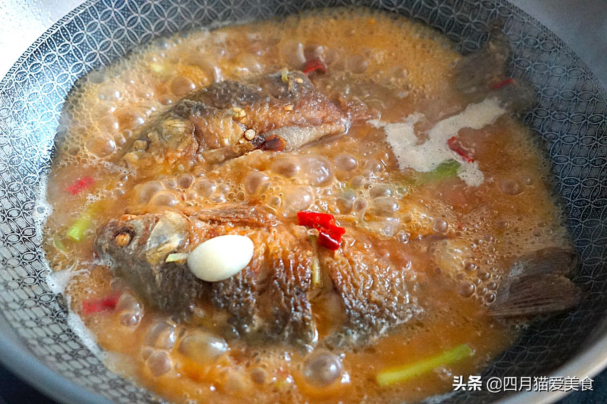 炖鲫鱼倒什么料,炖鲫鱼想放绿豆芽