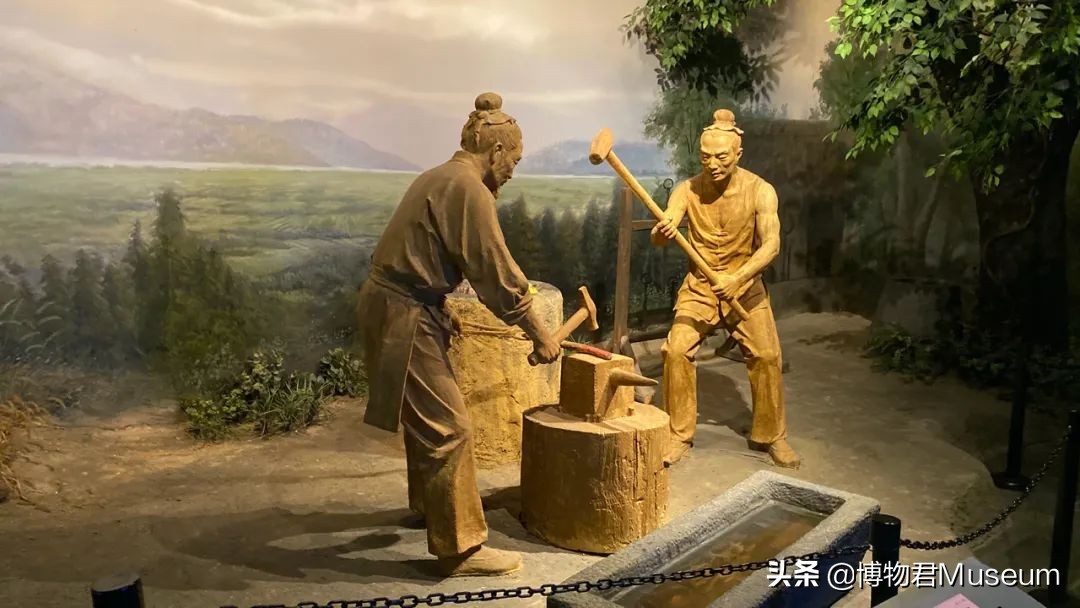 物开一刃为“刀”，两面*刃开**为“剑”，双刀相交为“剪”