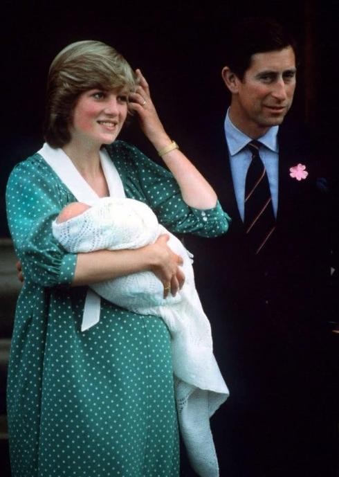 1983年戴安娜带小威廉出访澳洲，母子大出风头，查尔斯沦为背景板