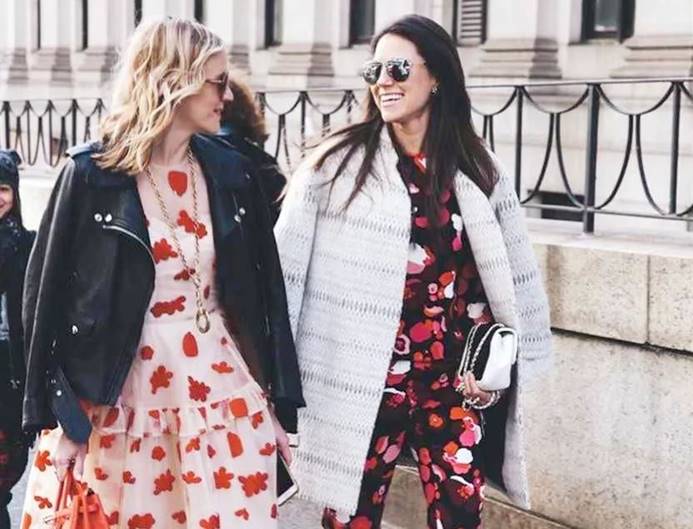 皮衣怎么穿显得时尚 (皮衣这样穿随性帅气气场十足)