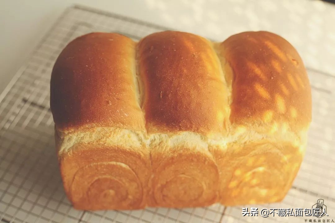 面包表皮起皱的原因,面包出炉后塌陷变皱是什么原因