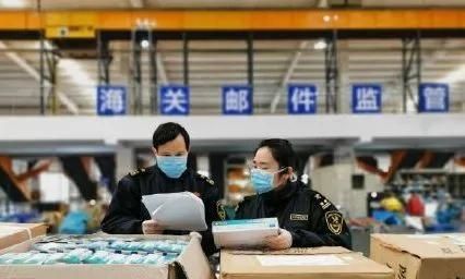 一波又一波的疫情,疫情期间发钱的人