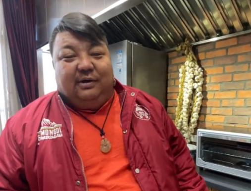 内蒙古壮汉120公斤,一年胖10斤27岁小伙靠吃月入过万