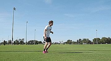 新手必学的足球两大技巧,足球过人技巧初学者