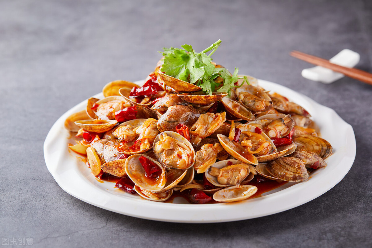 花蛤怎么洗才能把沙子全吐出来,快速让花蛤洗干净的方法