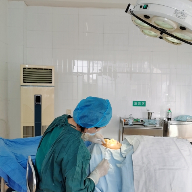 隆胸有风险变美需谨慎,隆胸有危险吗多少钱