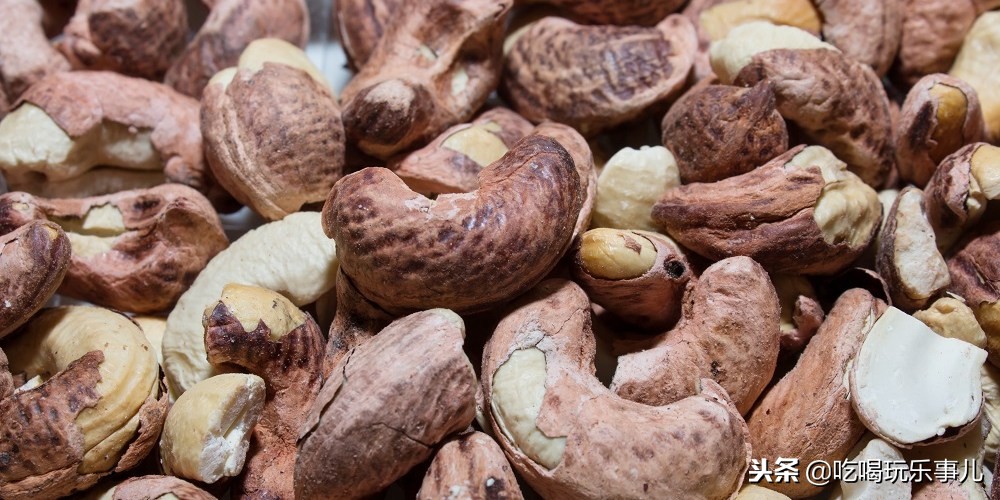 像花生一样好吃的腰果长在树上吗,腰果树上的腰果